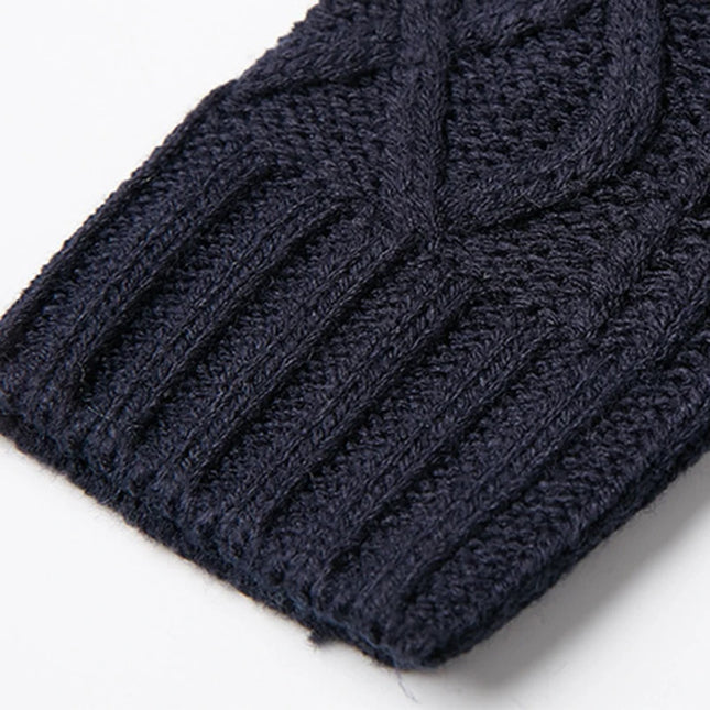 Nahaufnahme des Rollkragens am dunkelblauen Strickkleid