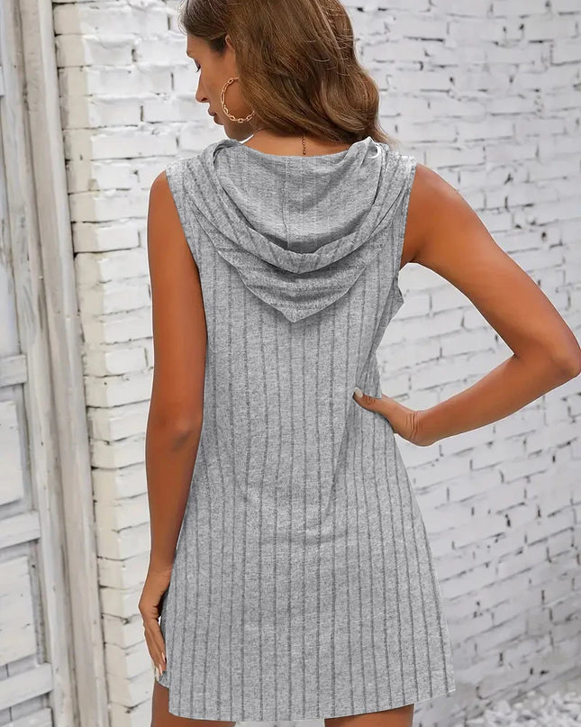 Das graue Strickkleid von hinten mit Kapuze