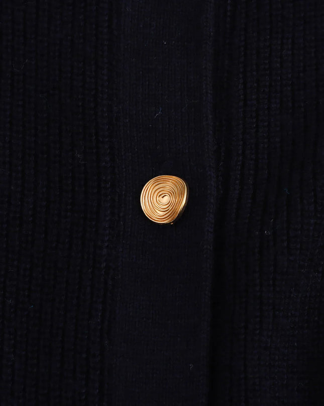 Rückansicht des schwarzen Feinstrickkleids