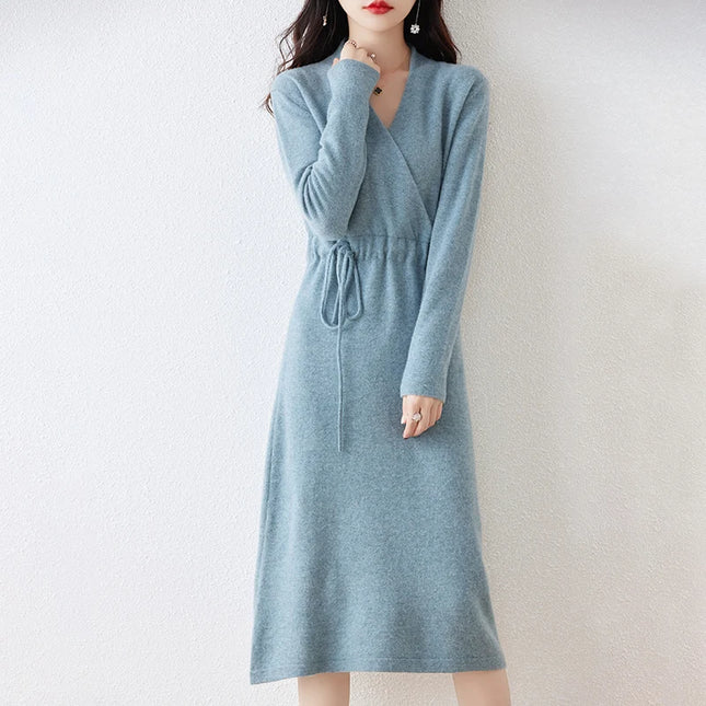 Hellblaues Strickkleid aus Merinowolle mit V-Ausschnitt und Bindeband, midi strickkleid aus merinowolle hellblau