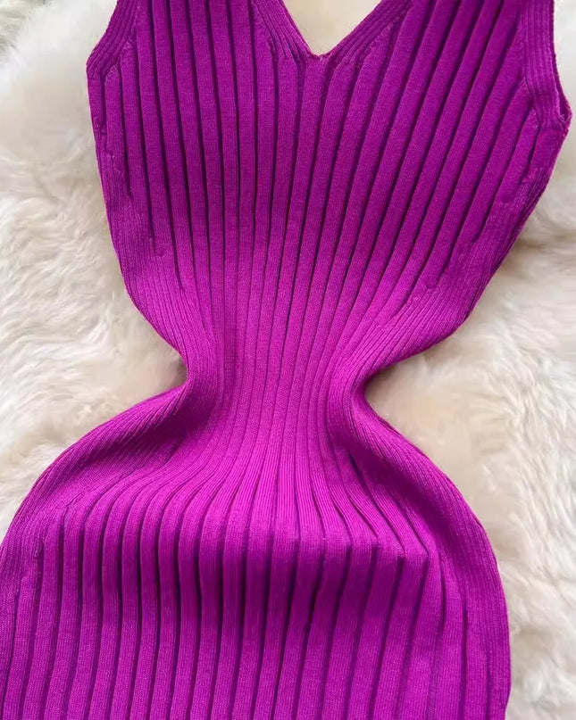 Seitenansicht des ärmellosen schwarzen Strickkleids mit Schlitz