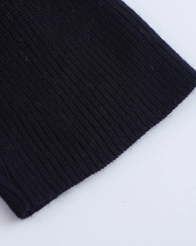 Schwarzes Strickkleid mit Polokragen und kurzen Ärmeln