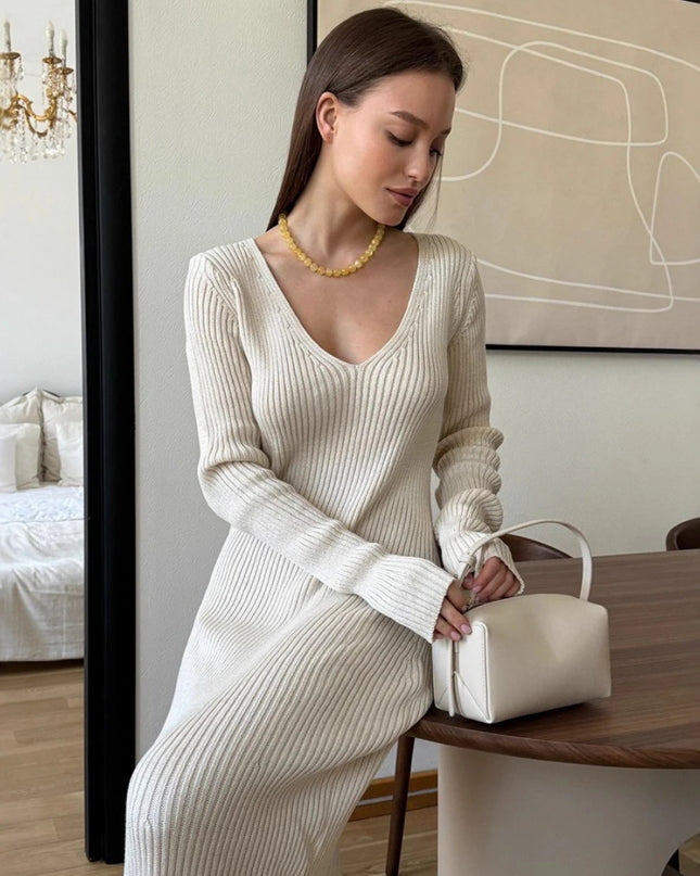 Langes Strickkleid mit V-Ausschnitt Creme, Rippstrick mit Bindegürtel