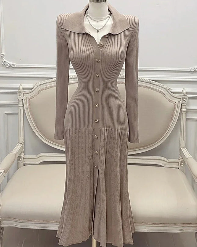 Taupefarbenes langes Strickkleid mit Polokragen an der Schneiderpuppe