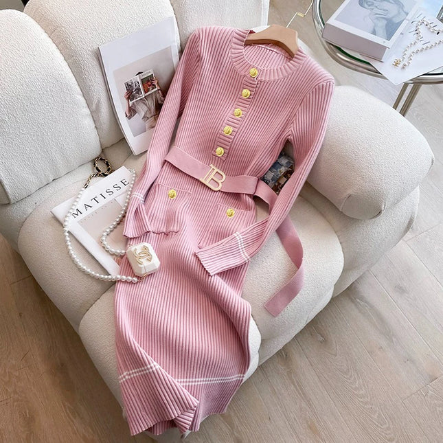 Midi strickkleid rosa mit Gürtel und goldfarbener Knopfleiste