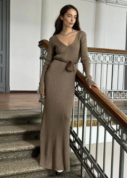 Langes Strickkleid mit V-Ausschnitt in Taupe, Vorderansicht