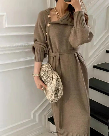 Strickkleid mit Rollkragen, Gesamtansicht getragen
