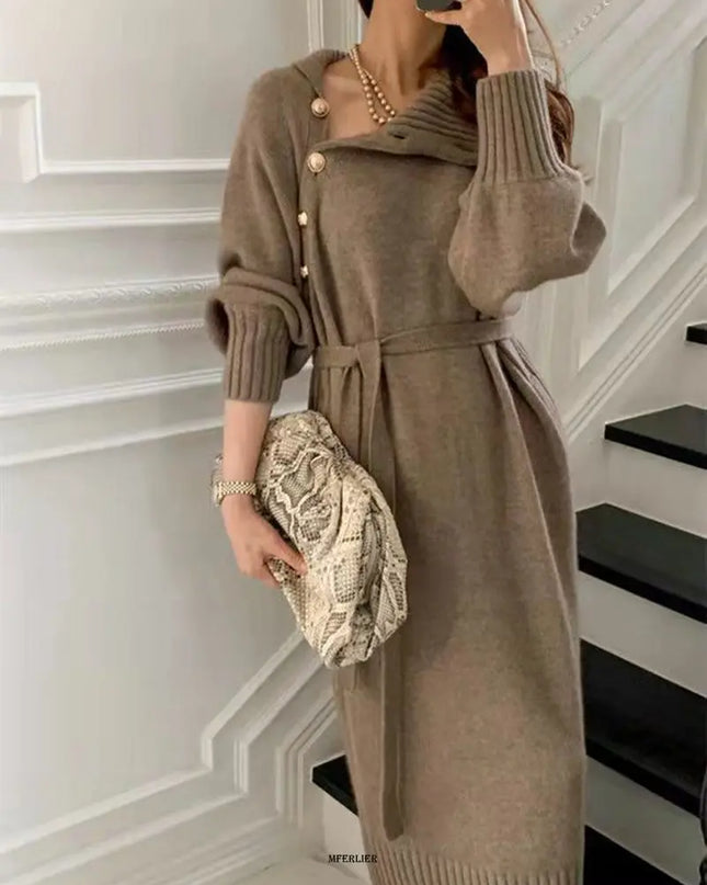 Strickkleid mit Rollkragen, Gesamtansicht getragen