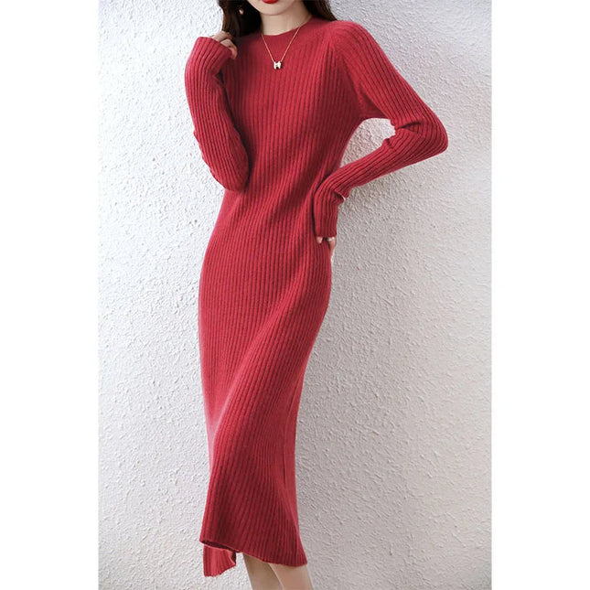Rotes Strickkleid mit Stehkragen - frontale Ansicht