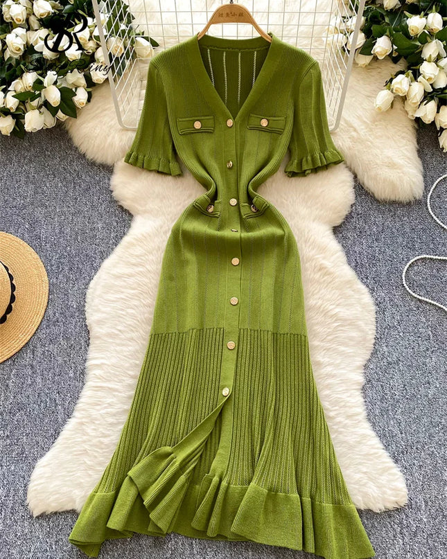 Langes Strickkleid Kurzarm Oliv mit V-Ausschnitt und Knopfleiste