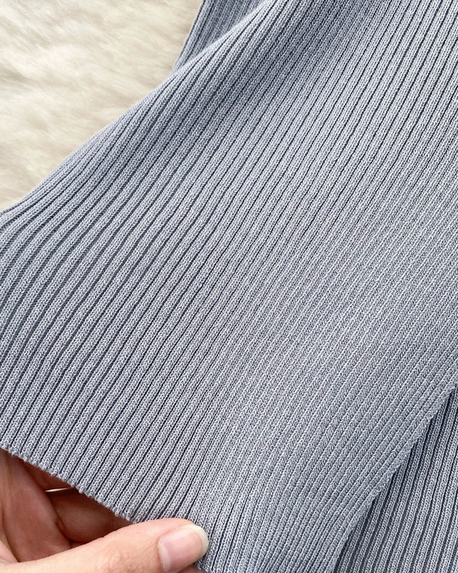 Nahaufnahme des elastischen Rippstrick-Materials am Ärmel