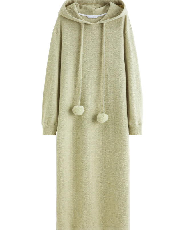Salbeigrunes Strickkleid mit Kapuze und Bommeln als Flatlay