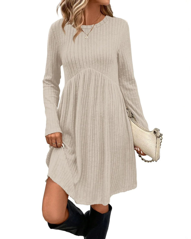 Detailansicht: Rippstrick und hohe Taille am blauen Kleid