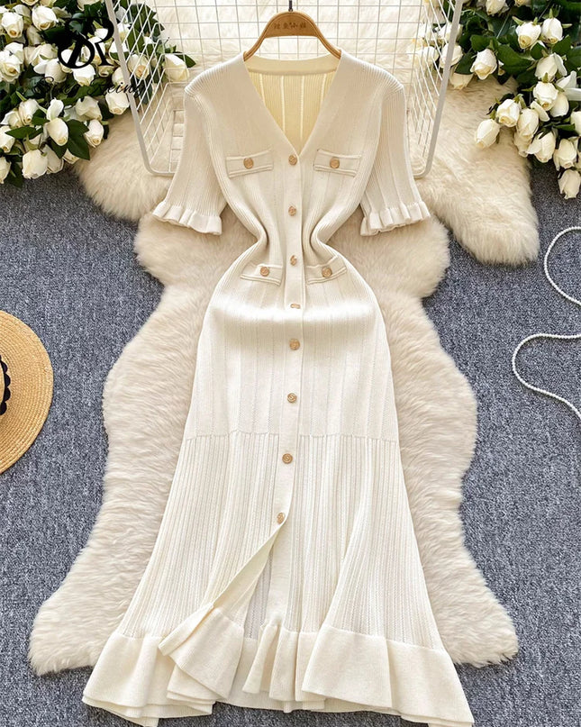Langes Strickkleid Kurzarm Creme mit V-Ausschnitt und Knopfleiste