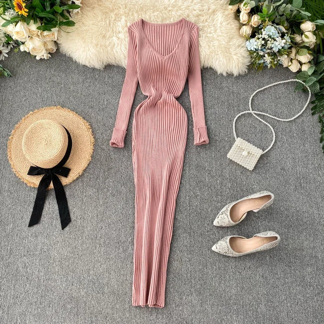 Figurbetontes Strickkleid in Altrosa als Flatlay mit V-Ausschnitt