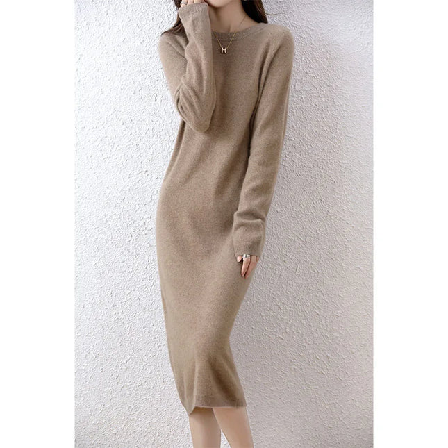 Camelfarbenes midi Strickkleid aus Merinowolle mit Stehkragen und langen Ärmeln