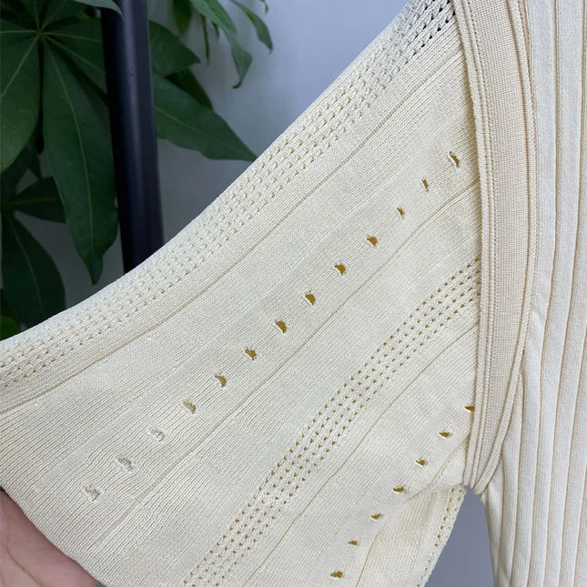 Knöchellange Länge des cremefarbenen Strickkleids