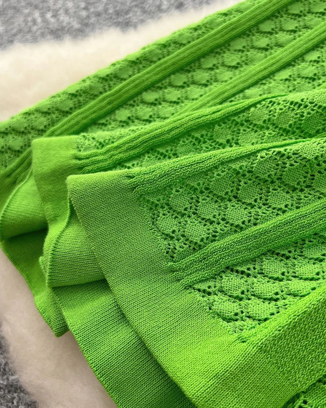 Schwarzes Strickkleid in A-Linie von schräg hinten