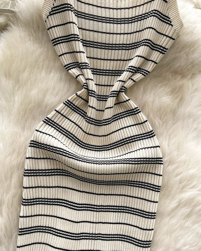 Das gestreifte Strickkleid in Creme auf einer Büste drapiert