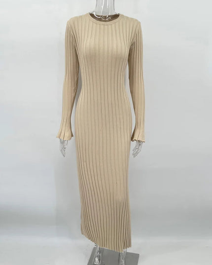 Hellgraues Strickkleid mit Rundhalsausschnitt und langen Ärmeln in Ganzkörperansicht