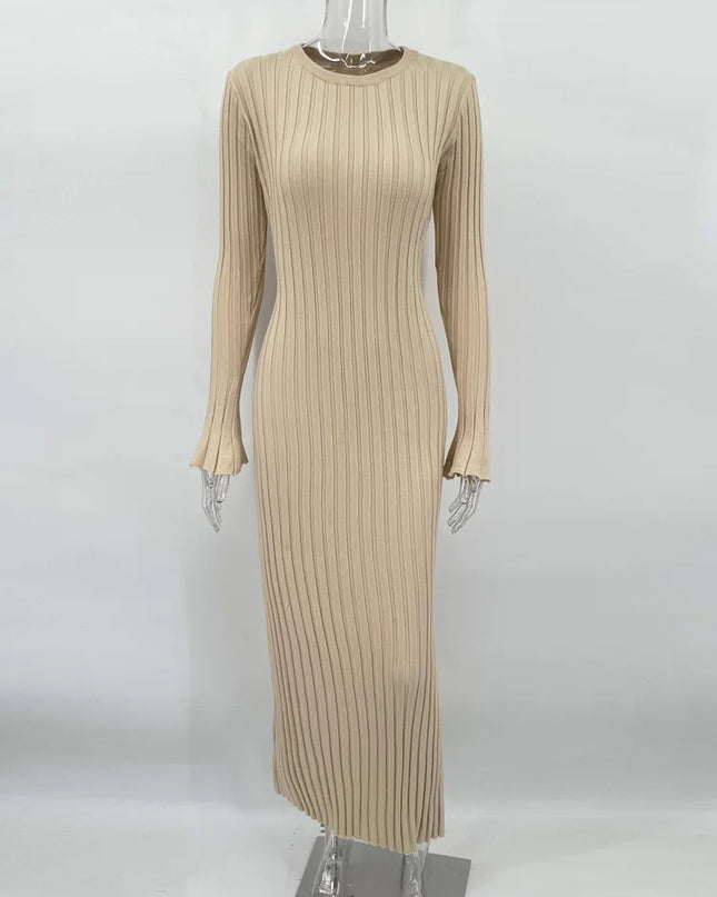 Hellgraues Strickkleid mit Rundhalsausschnitt und langen Ärmeln in Ganzkörperansicht
