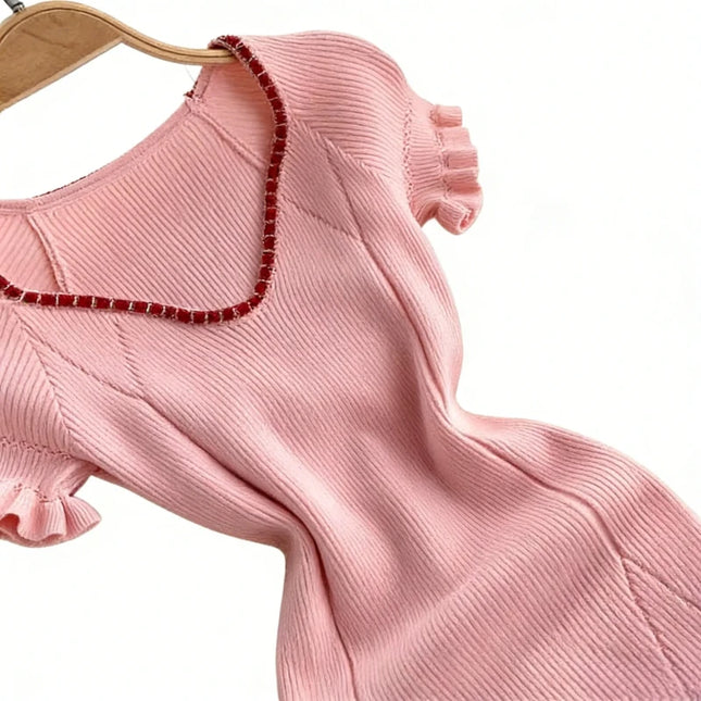 Rosa Strickkleid, Rückansicht figurnah