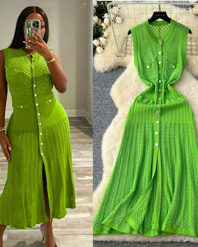 Detail der durchgehenden Knopfleiste am schwarzen Strickkleid