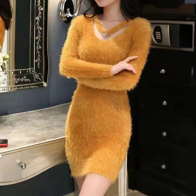 Hellgraues Strickkleid seitlich getragen