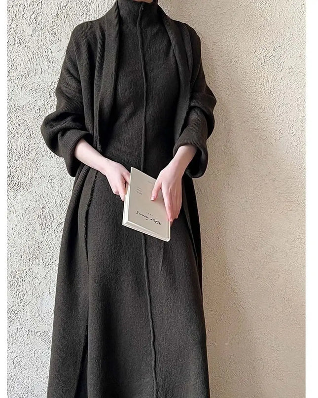 Strick Zweiteiler dunkelbraun mit Rollkragen und Cardigan - Frontansicht