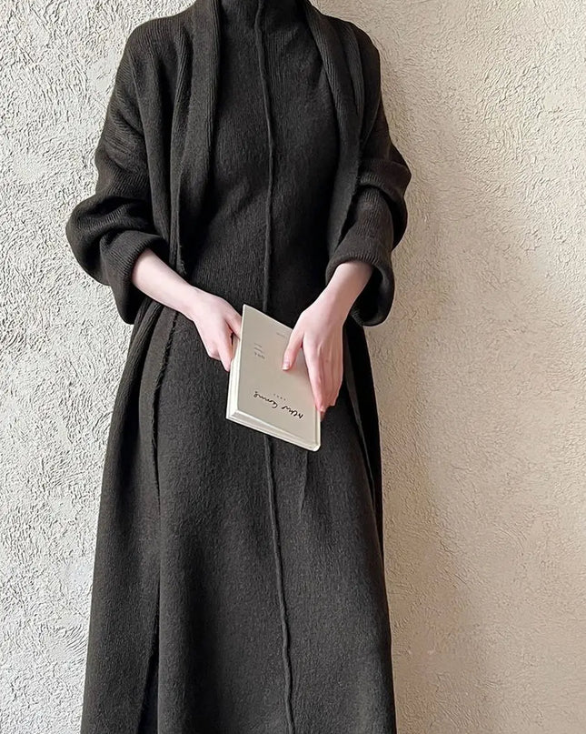 Langer Cardigan des braunen Strick Zweiteilers von der Seite