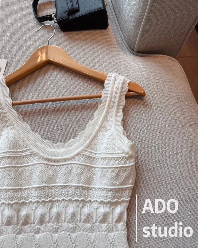 Weißes Strickkleid mit A-Linie und Volant-Rock in Ganzkörperansicht