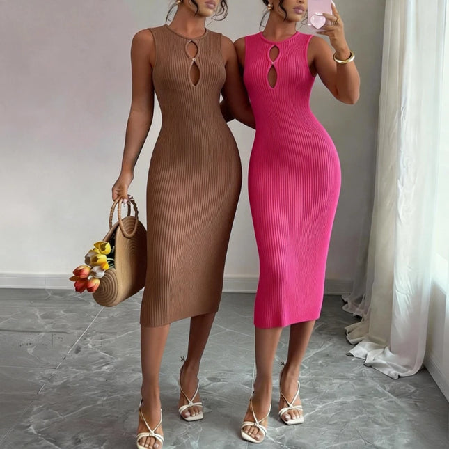 Schwarzes Strickkleid von der Seite, wadenlang mit feinem Rippstrick