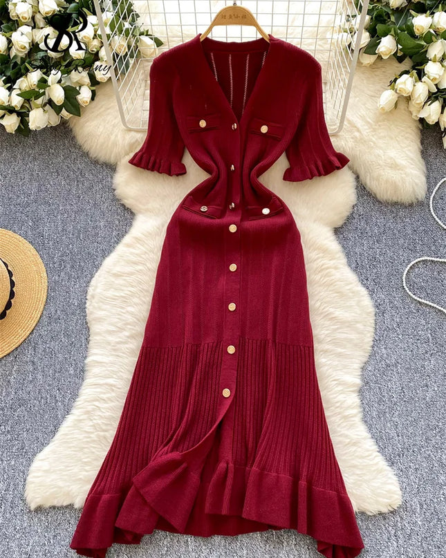 Langes Strickkleid Kurzarm Weinrot mit V-Ausschnitt und Knopfleiste