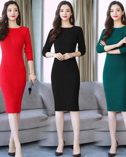 Dunkelgrünes Strickkleid im Rippstrick, Rückenansicht mit figurbetonter Passform