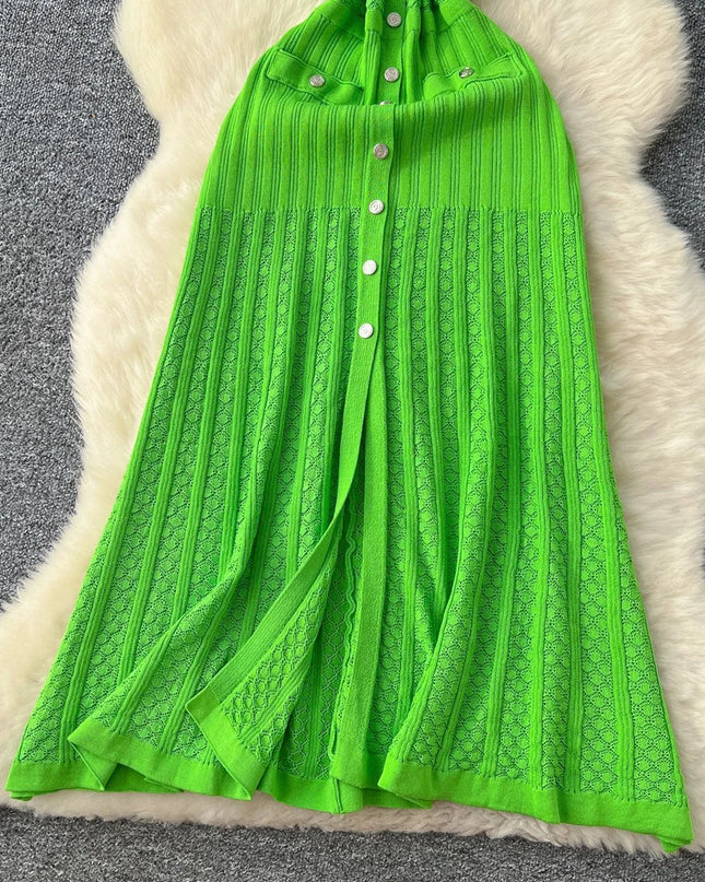 Rückansicht des ärmellosen Strickkleids mit Knopfleiste