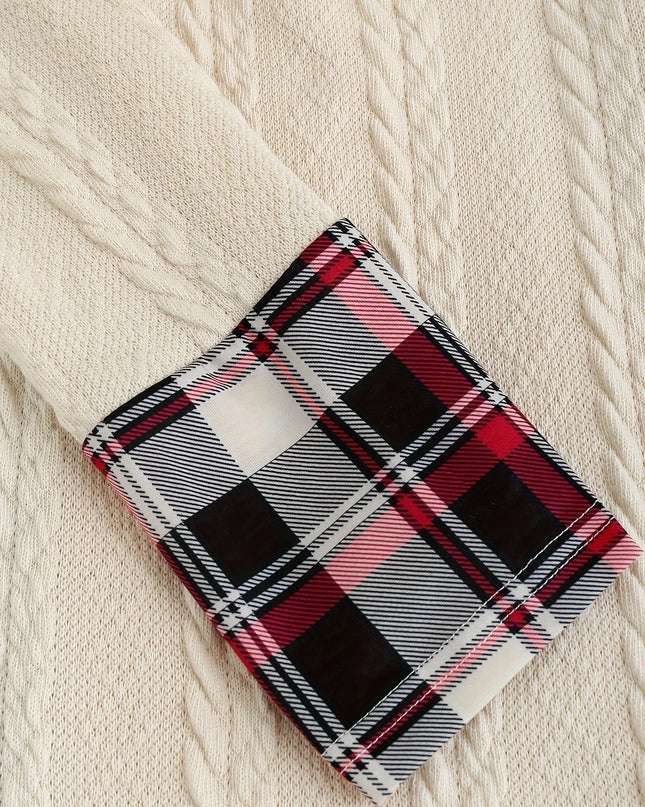 Graues Strickkleid mit Kapuze, Rückenansicht