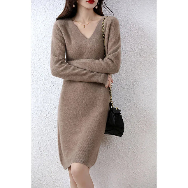 Knielanges Strickkleid mit V-Ausschnitt in Camel