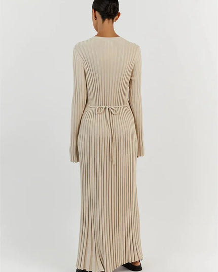 Detailansicht des Rippstrick-Musters am hellgrauen Maxikleid