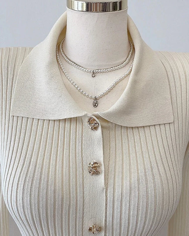 Schmale Silhouette des Strickkleids in Taupe von vorne