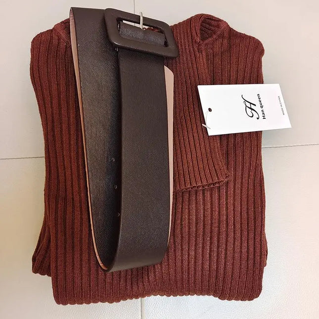 Braunes Rollkragen Strickkleid mit Gürtel als Flatlay