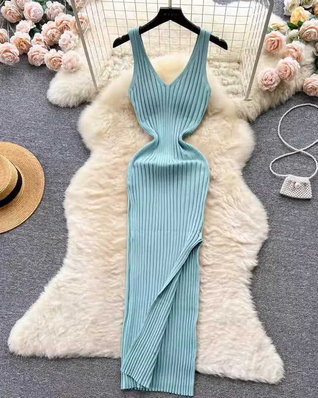 Ärmelloses Strickkleid in Hellblau mit V-Ausschnitt und seitlichem Schlitz, Frontansicht