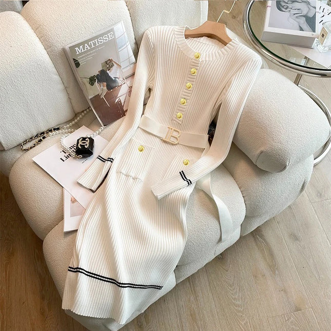 Midi Strickkleid Damen Elegant in Weiß mit goldener Knopfleiste