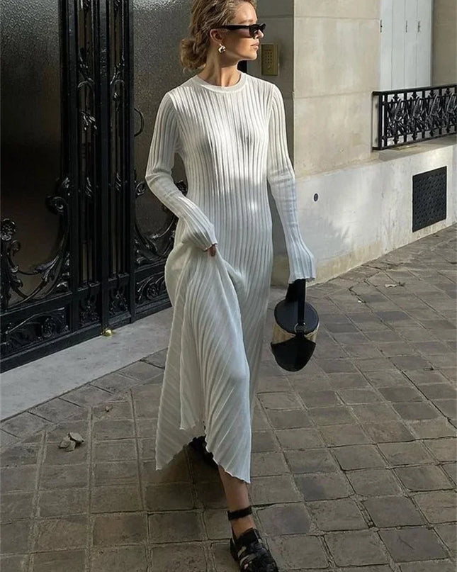 Nahaufnahme des Bindegürtels am hellgrauen Strickkleid