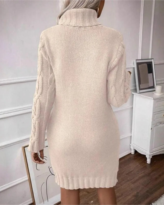 Strickkleid mit Rollkragen in Creme, Frontansicht mit Stiefeln kombiniert