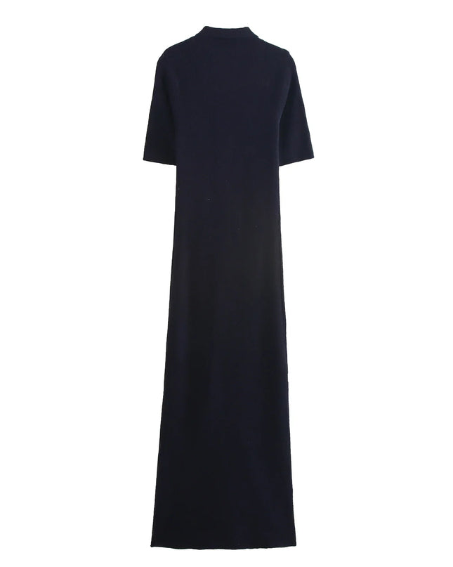 Detailansicht der goldenen Knöpfe am schwarzen Strickkleid