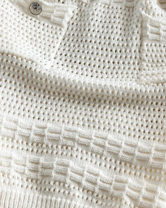 Schwarzes Strickkleid ohne Ärmel, Rückansicht mit Grobstrick-Struktur