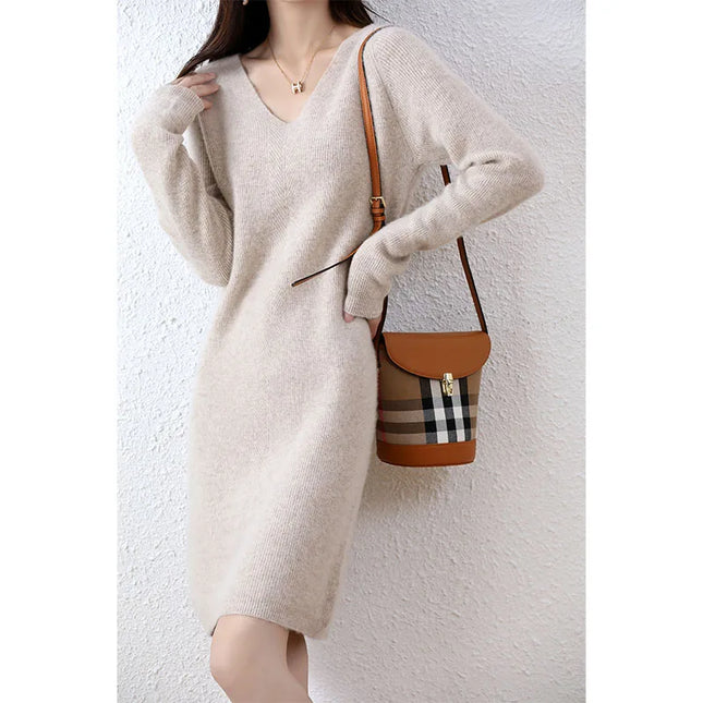 Knielanges Strickkleid mit V-Ausschnitt in Beige, Frontalansicht