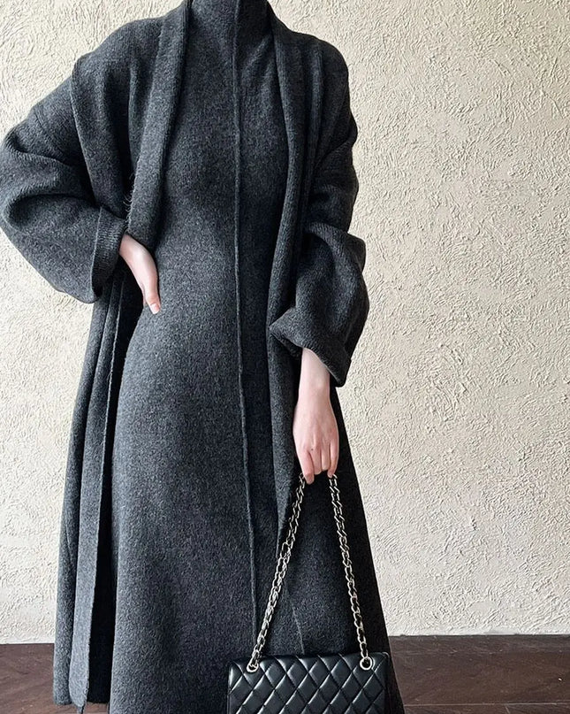 Ärmelloses Kleid des braunen Strick Zweiteilers von vorne
