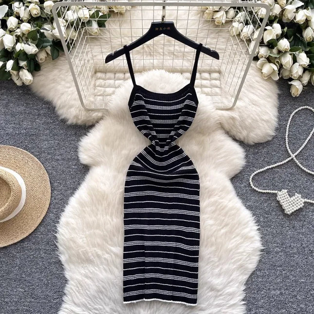 Schwarz-weißes gestreiftes Strickkleid mit Ringelmuster, ärmellos