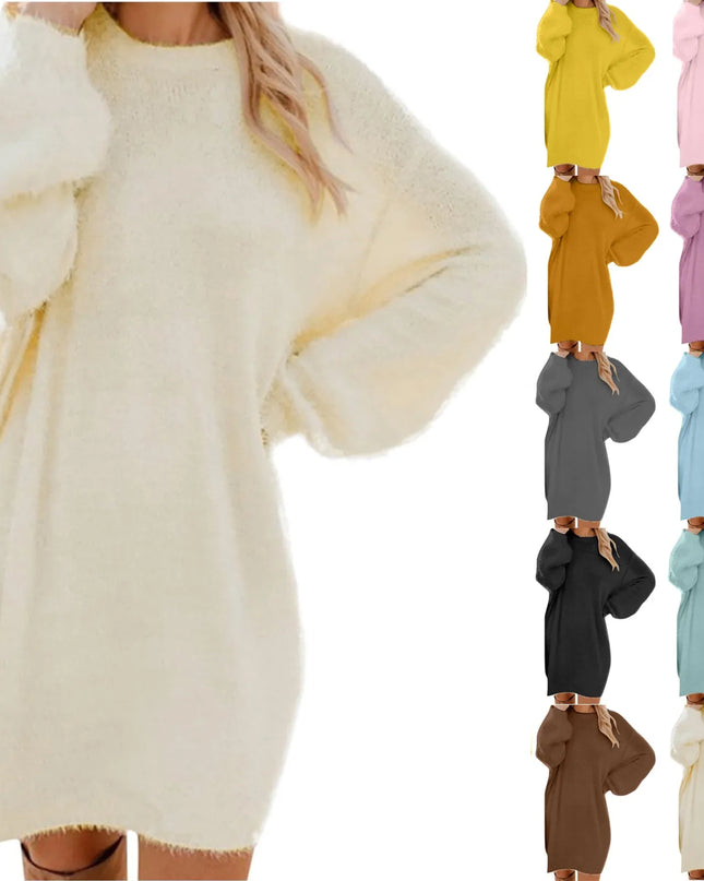 Flauschiges Strickkleid in Grau modelliert an einer Frau